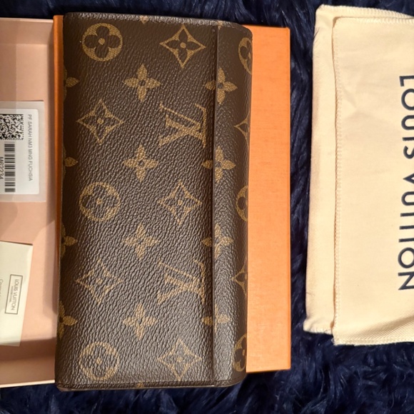 Louis Vuitton Monogram Sarah Wallet - Picture 4 of 8
